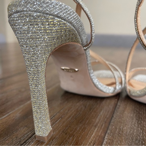 Badgley Mischka Silver Strappy Sandals Dainty 8 Elegant Dress Heel Evening Prom - Picture 7 of 11
